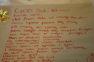 God jul til min beste venn, det finns ikke så mange av dem, som kjører ponni og meg, på mang en lang vei. Som lager mat og kutter fingre, nei han her er ingen pingle! Han er verdens snilleste, og noen ganger villeste, når han skal rekke PolIGol, sånn som vi gjorde i fjor. I tillegg har han snart bursdag, og det skal feires, åja! Nødrim er greit, ellers blir det så leit. Jeg er veldig glad i deg, og håper du er glad i meg :)